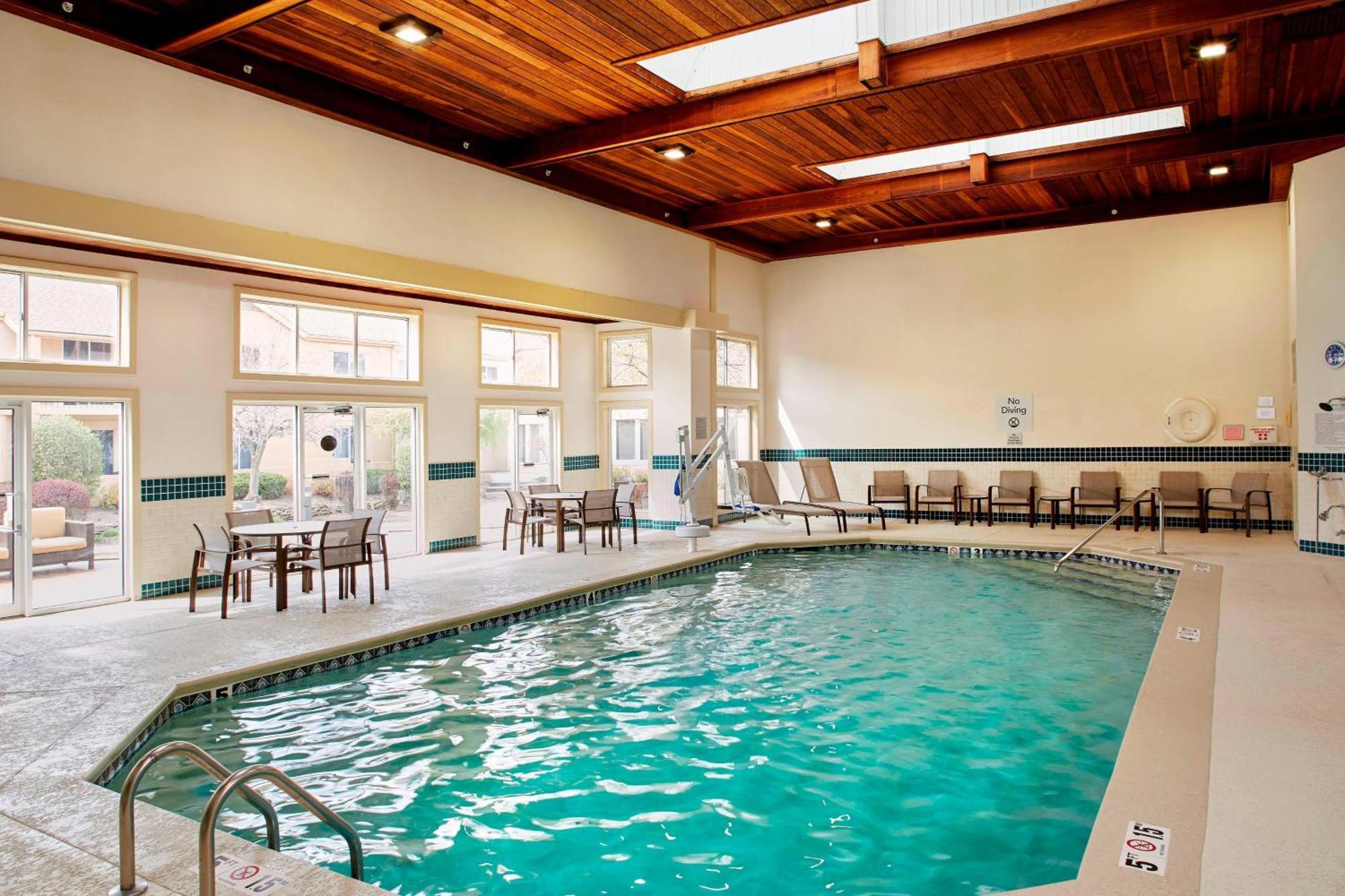 Hotel Courtyard By Marriott Lansing Extérieur photo